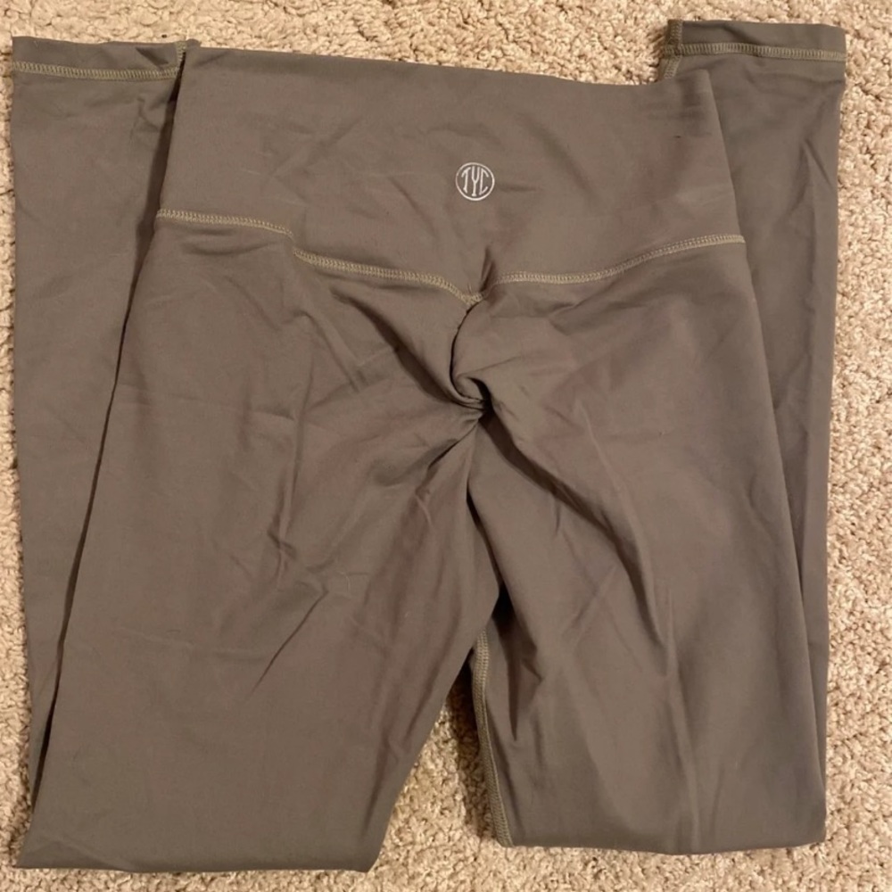 TYC scrunch butt leggings.